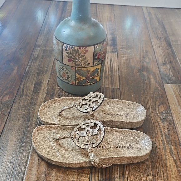 New Luxury Tory Burch Beige Pebbled Thong Sandals - Picture 11 of 11